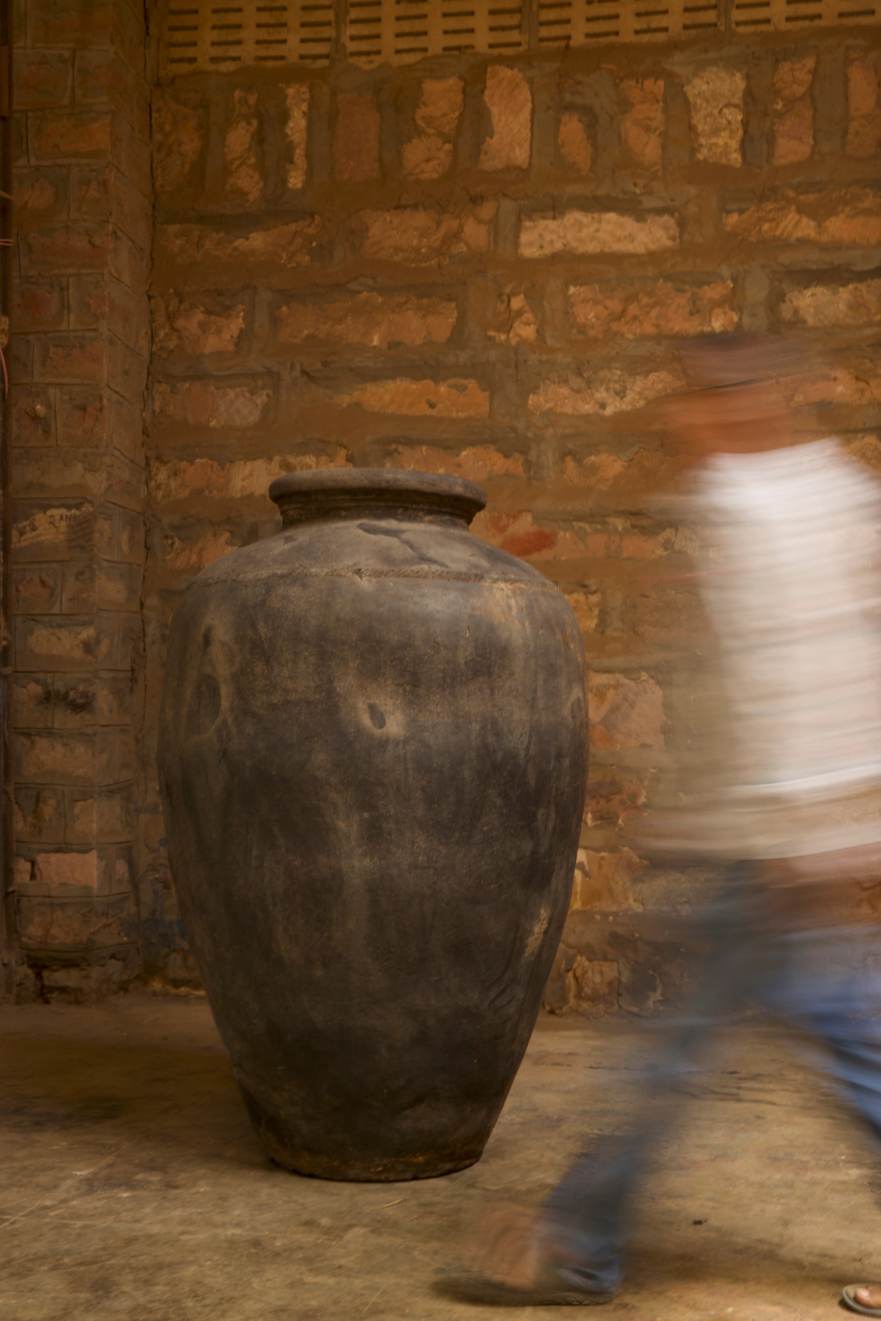 (02) LARGE POTS