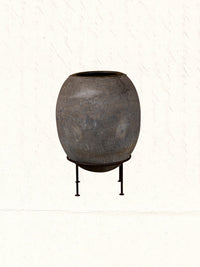large clay pot no. 1601 with iron stand
