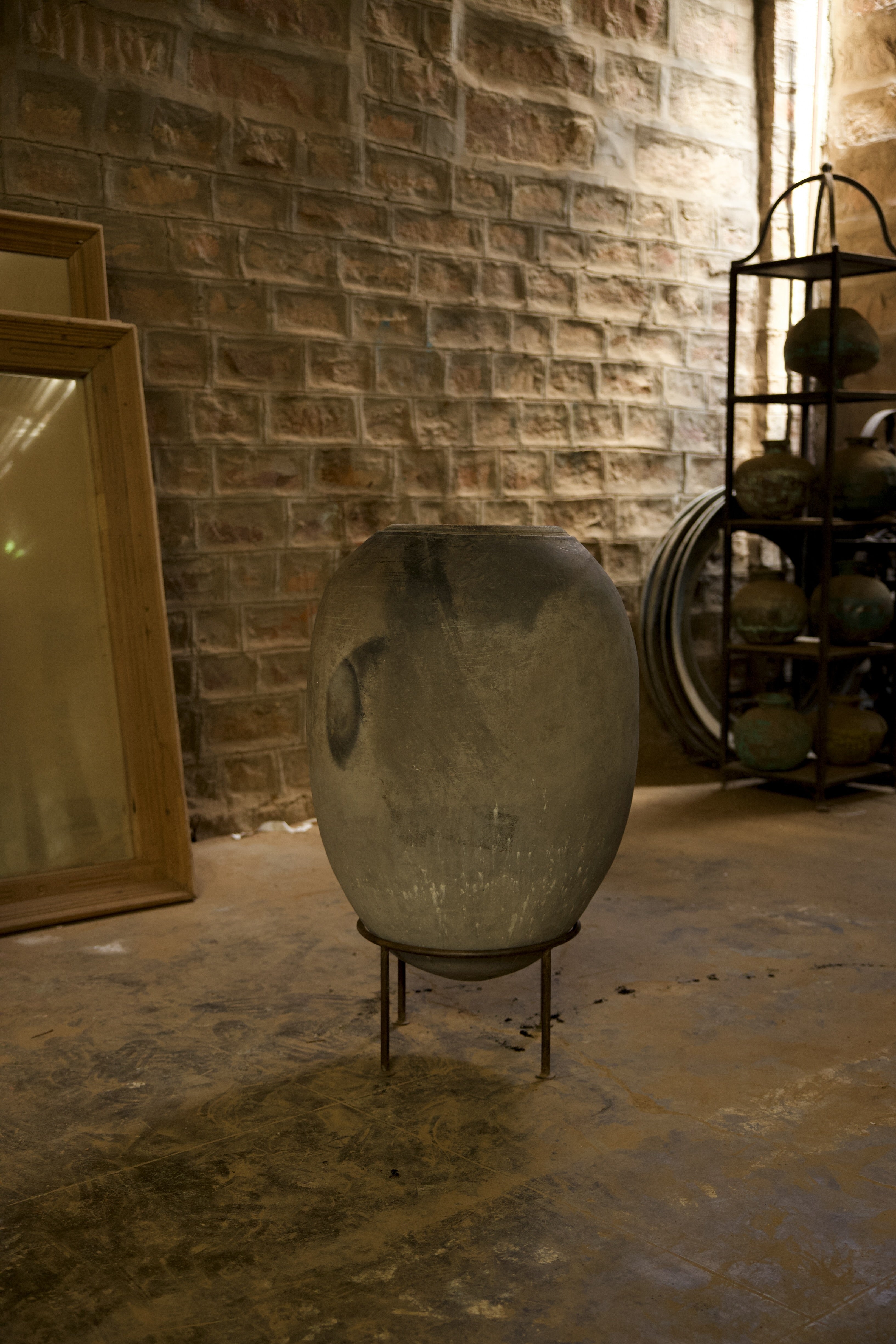 large clay pot no. 1601 with iron stand