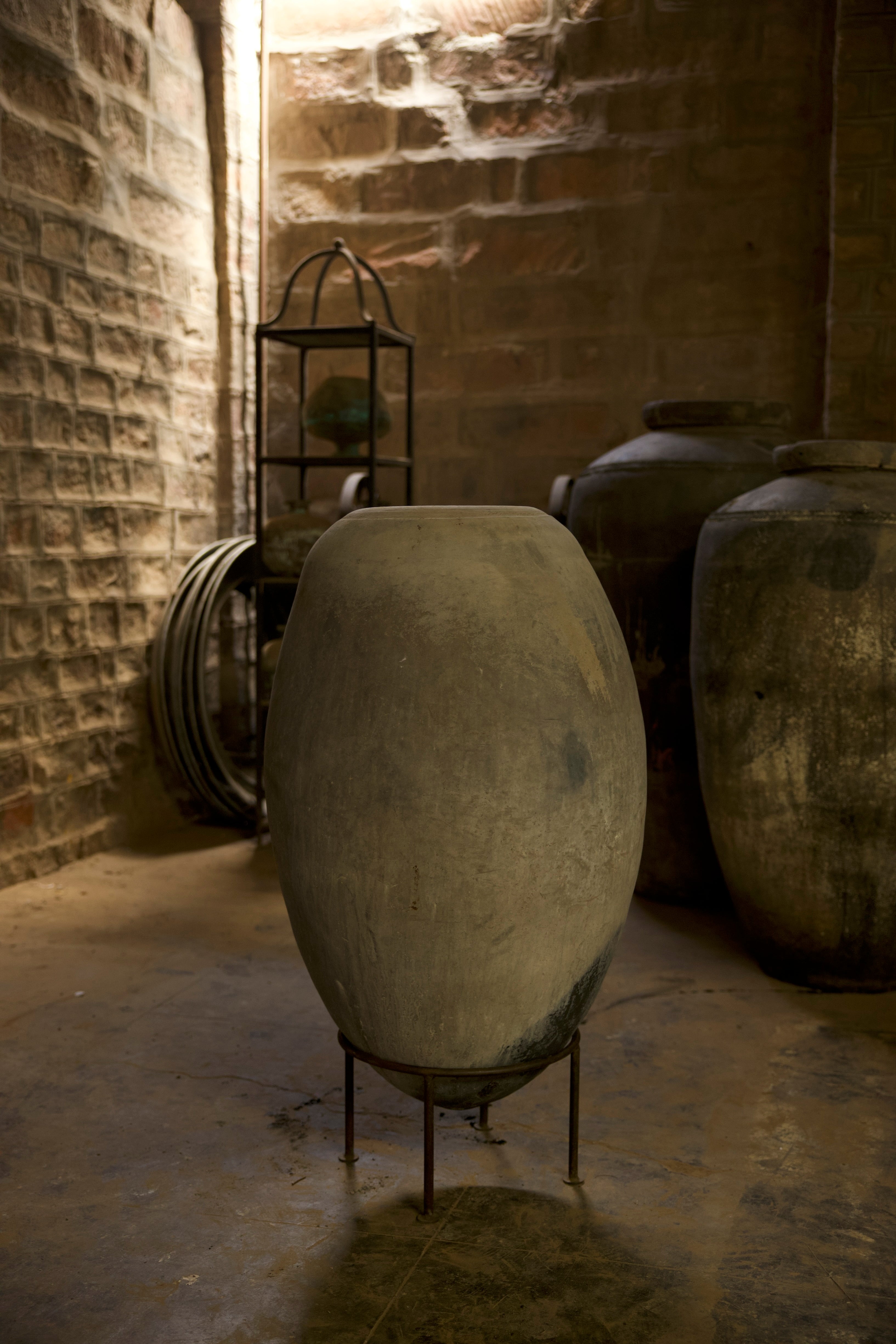large clay pot no. 2604 with iron stand