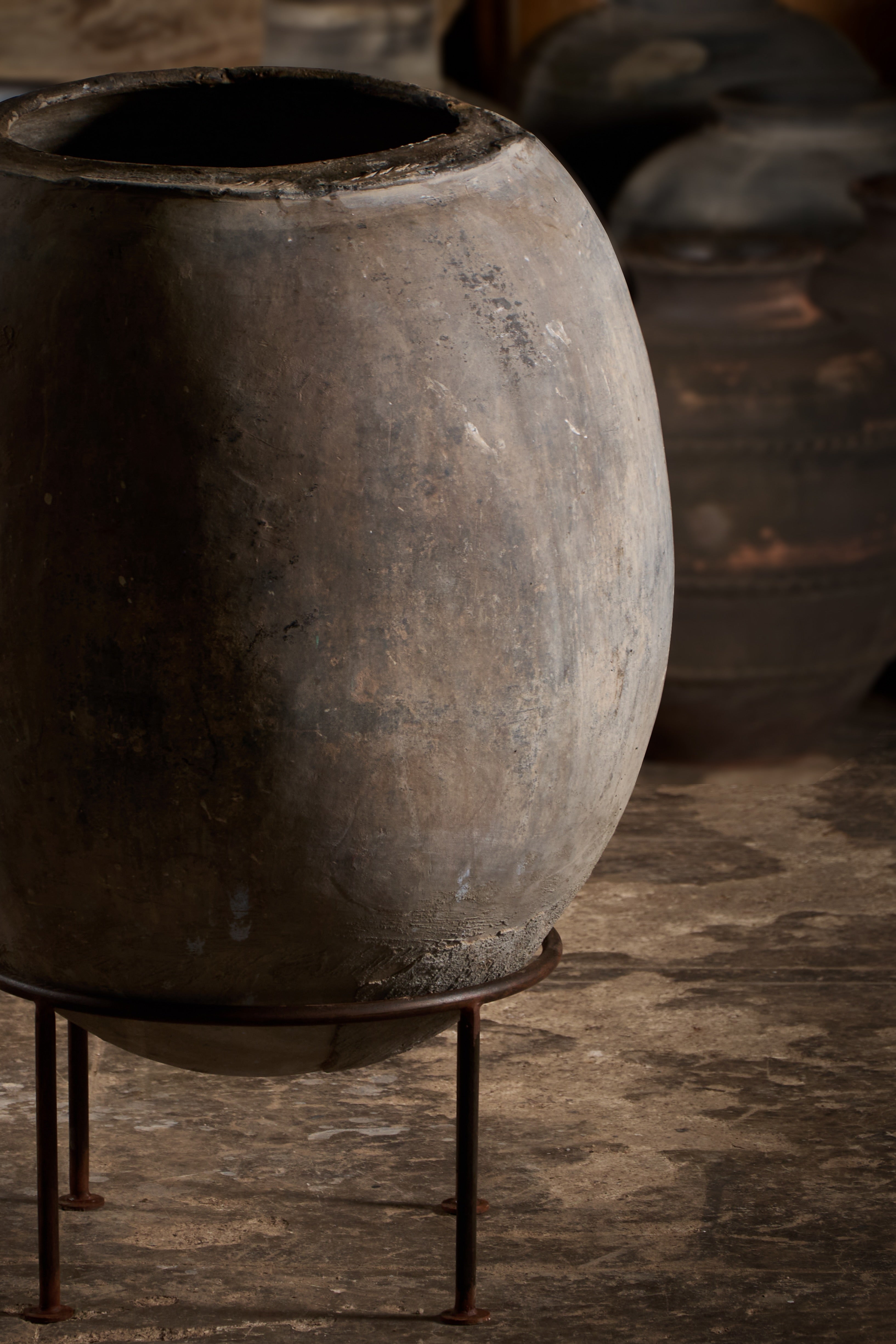 large clay pot no. 3005 with iron stand